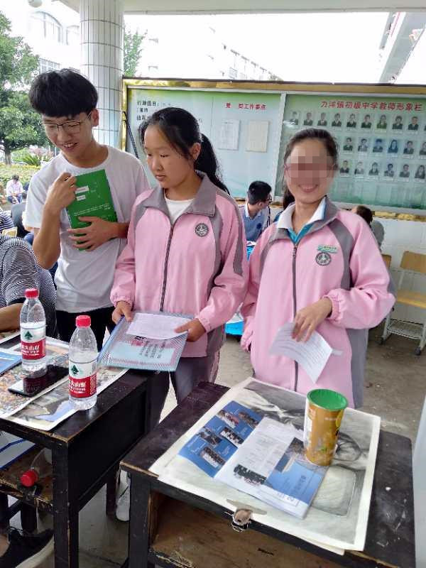 少女开学首日校内坠亡什么情况？坠亡原因父母认为蹊跷