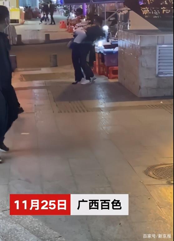 广西一男子当街锁喉割伤女子什么情况？现场画面曝光让人后怕