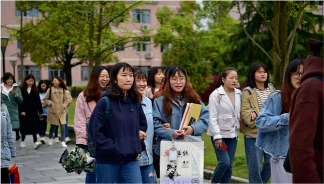 学回应网传贫困生网上炫富怎么回事？一边大笔花钱一边领贫困补助