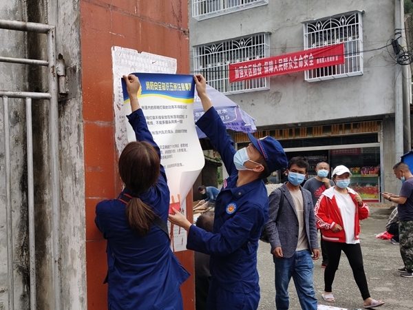 凉山消防灭火后遇大雨高兴得像孩子