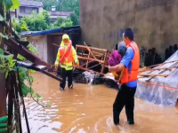 民警用绳索救出11名被困人员 湖北柳林镇洪水被困人员基本救出