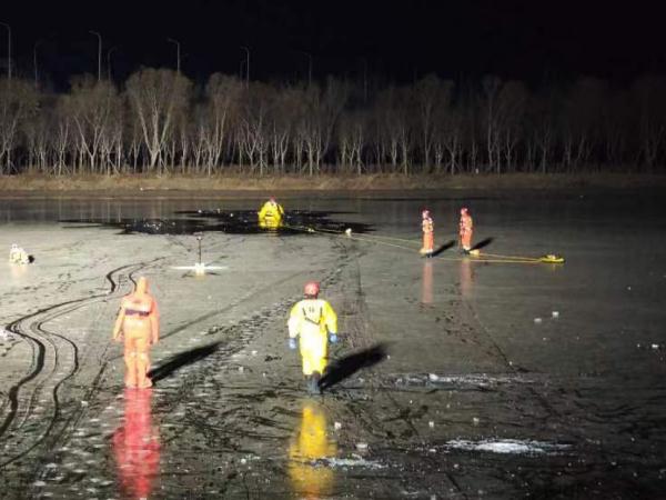 北京2人坠冰身亡现场视频  北京2人坠冰身亡原因 北京2人坠冰是真的吗