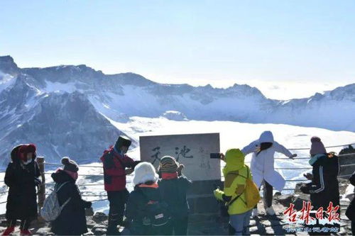 官兵长白山之巅顶着10级狂风踏雪巡逻_这里最低气温-52℃！边防战士穿冰爪过陡坡……