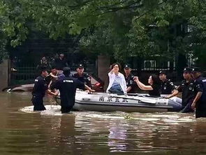 张凌赫坐船摆拍_GQ内场：李现误上领奖台，张凌赫和虞书欣避嫌，却主动搀扶白鹿