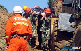 甘肃地震已致111人死亡_甘肃地震已致111死亡，一女子围着被子坐在地上：我浑身颤抖