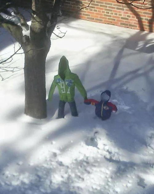 消防员冰天雪地演练冰窟救人_寒天冰窟里，消防员跳水救人