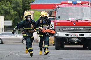 消防员归队老人拦路跪地感谢_老人为感谢消防员，追上消防车后跪地一拜，网友泪目！