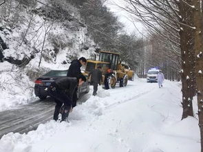 风雪中的生命接力救援_婴儿高烧，风雪中民警、村干部徒步接力 为生命护航！