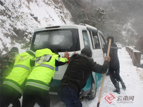 45辆车翻越雪山护送165名学生开学_新疆叶城：165名学生在45辆车护送下安全返校