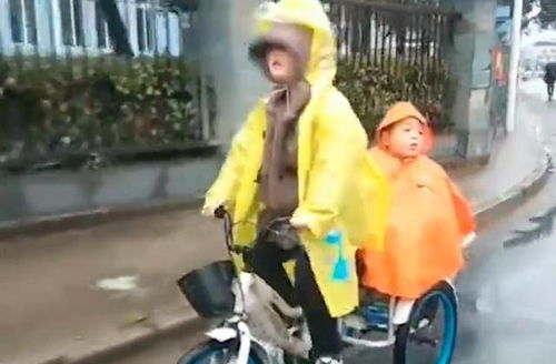 男孩雨中小跑小伙伴们撑伞赶来_小学生雨中为老师撑伞 获赞“最美撑伞少年”