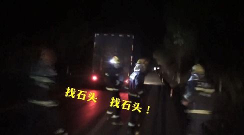 为扑救山火消防员陡坡铺设管线供水_极目新闻记者直击雅江山火救援：森林消防员负重数十斤凌晨进火场，在超70度陡坡上彻夜奋战