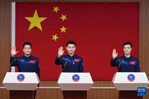 神十八航天员见面会_跑好神舟家族太空“接力赛”——神舟十八号航天员乘组见面会直击