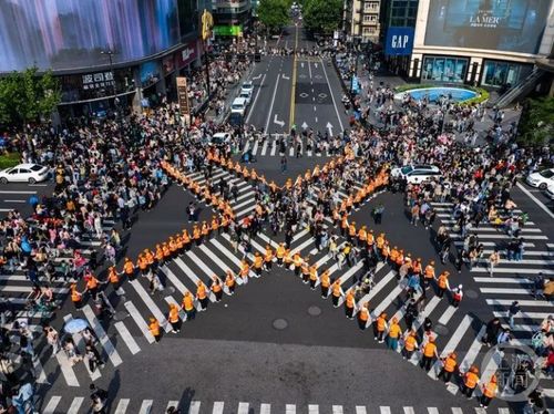 五一期间多地再现最美人墙_多地再现“最美人墙”宠粉经典画面，迎接五一客流