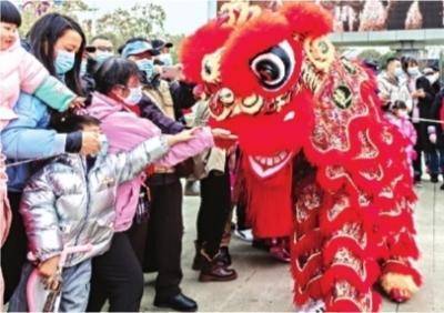 何浩楠 人生新体验舞狮_何浩楠：人生新体验舞狮