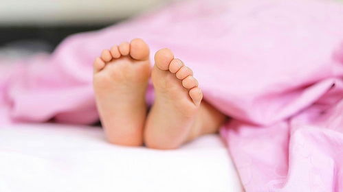睡觉时要把脚露出来_睡觉时尽量把脚露在外面，有什么作用？医生：经常失眠或与肝有关