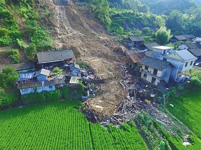 湖南衡阳山体滑坡_湖南衡阳强降雨引发山体滑坡，约20人被困