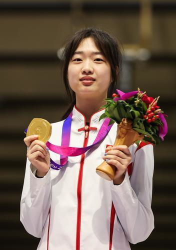 杨倩回应黄雨婷追平自己的纪录_17岁神枪手黄雨婷惊艳全场,中国射击"小花"冉冉升起