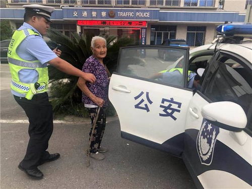 老人探亲返程时迷路民警暖心护送_烈日炎炎七旬老妪迷路  东社民警暖心护送回家