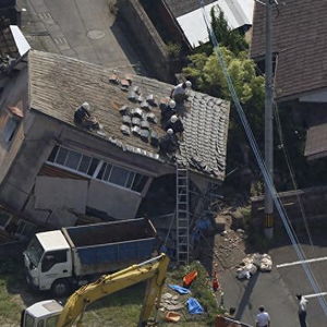 东京超市限购瓶装水_担忧特大地震，日本民众抢购物资，东京超市限购瓶装水