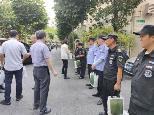 外卖员烈日下开会领导却在阴凉处_太心酸！外卖小哥集体站在烈日下开会，领导站在阴凉处，结局亮了