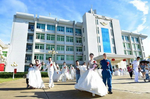 国庆当天军人集体婚礼排面拉满_炸裂！国庆军人集体婚礼，婚车排面拉满，网友这不是乱套了吗？