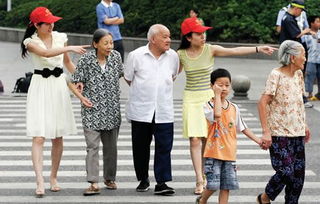 民警搀扶佩戴勋章的老人看升旗_国庆我在岗丨民警执勤守护市民平安