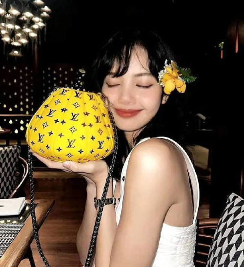 Lisa白莲花度假村第三季造型_Lisa白莲花度假村第三季造型：时尚与度假的完美碰撞