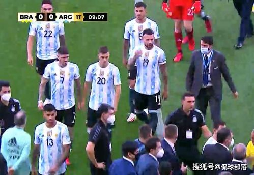 巴西阿根廷比赛推迟_看台球迷爆发冲突，梅西带队离场，巴西vs阿根廷被推迟