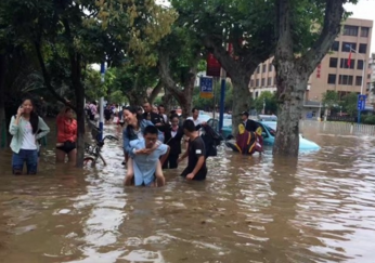 昆明暴雨小伙义务背女生过水 网友：为啥只背女生【图】