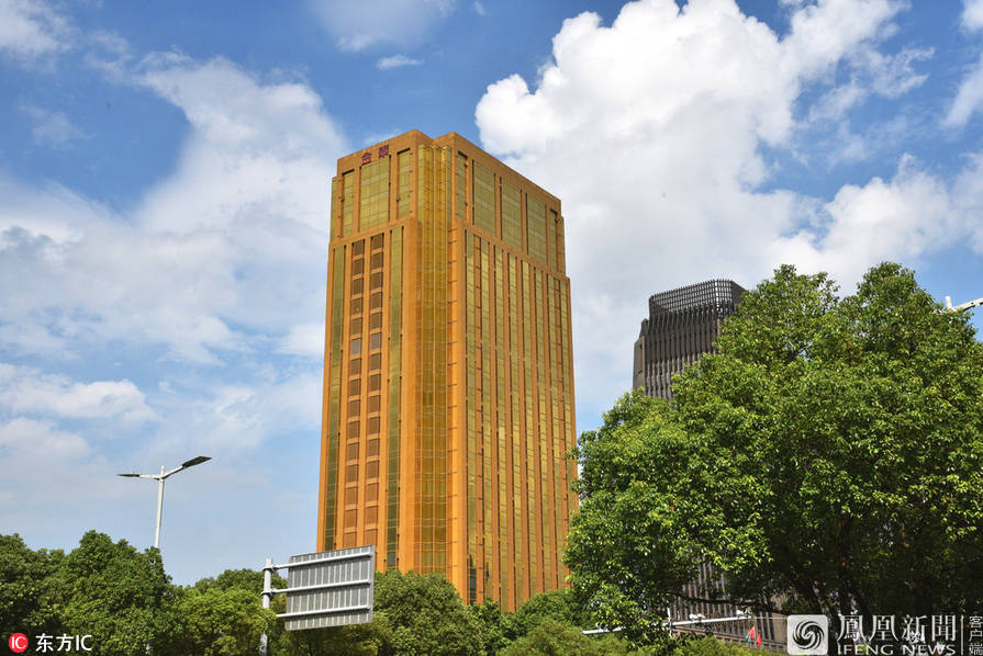 江苏百米高“黄金”大楼，巨型“金条”直冲云霄