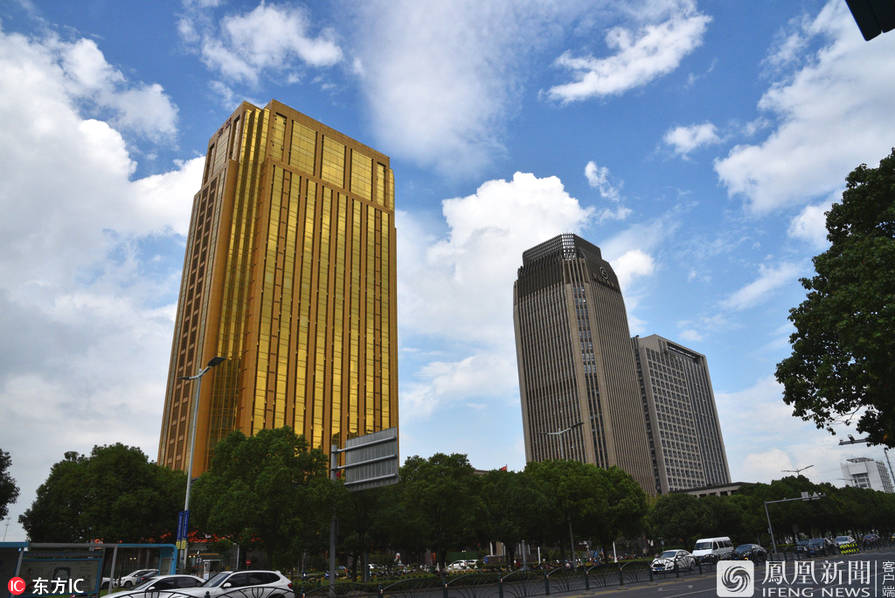 江苏百米高“黄金”大楼，巨型“金条”直冲云霄
