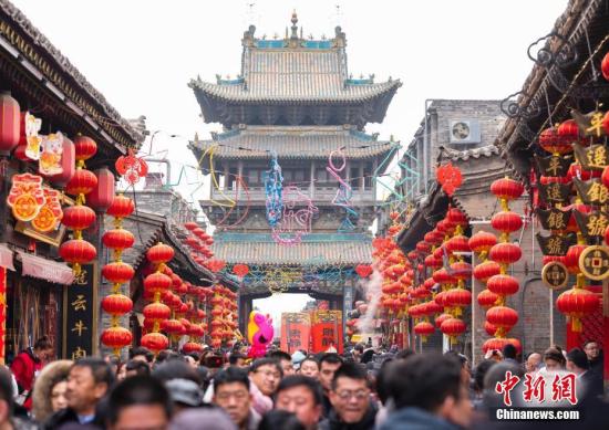 2月8日，山西平遥古城内各地游客络绎不绝，热闹非凡。中新社记者 侯宇 摄