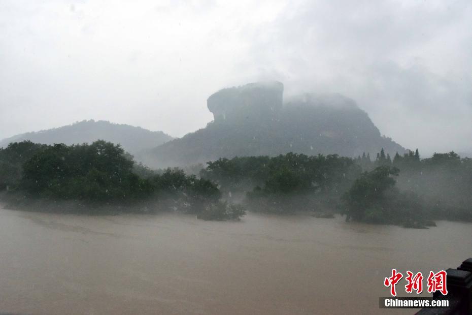 暴雨导致武夷山河水暴涨 景区全面关闭退票6千多张