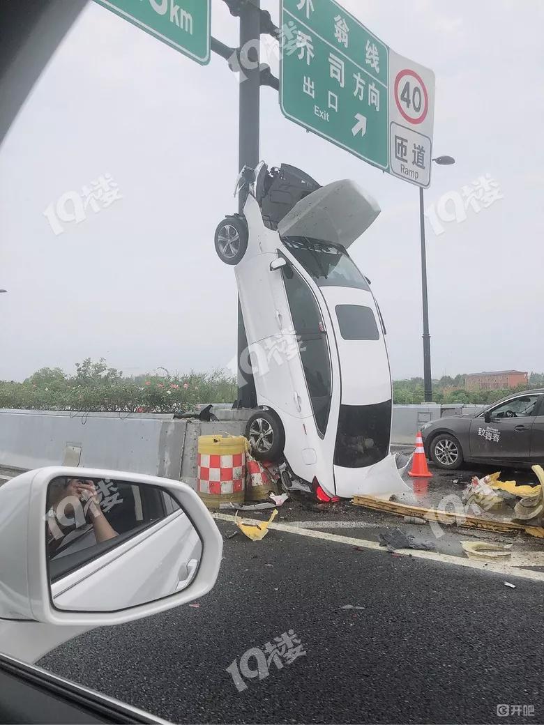 开上天的小轿车？轿车撞上标志杆与地面垂直 上天