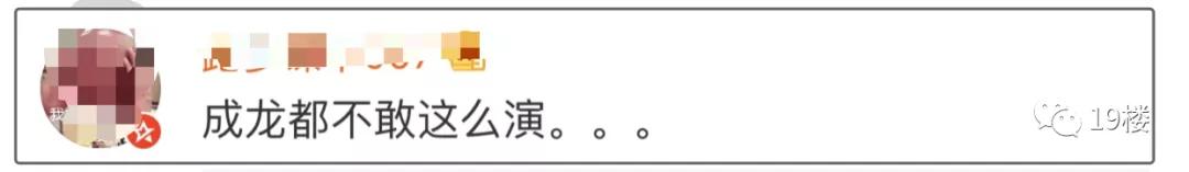 开上天的小轿车？轿车撞上标志杆与地面垂直 上天