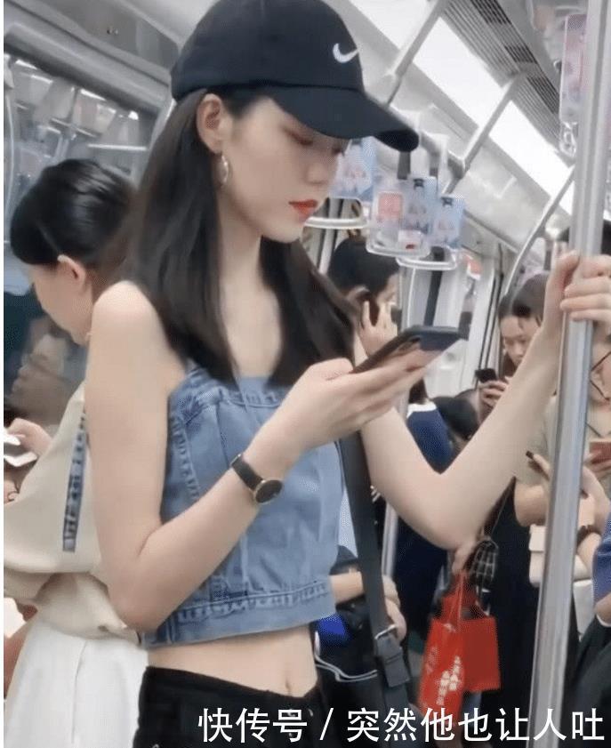 坐地铁以外成网红，只因裤子穿的比较个性