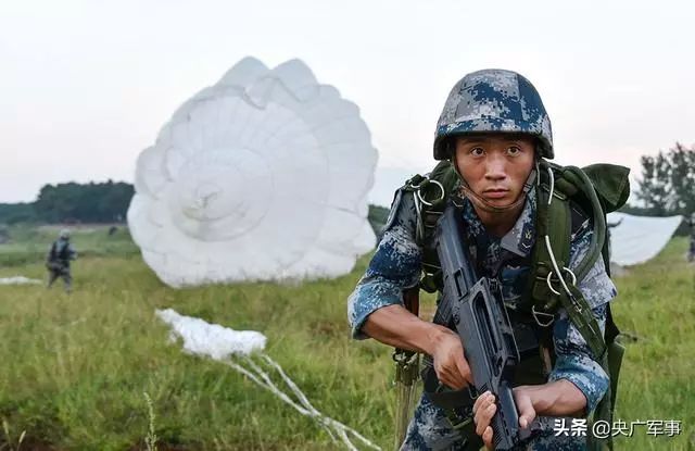 男孩走上阅兵场_立志当兵的“男孩”现已走上阅兵场