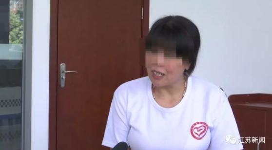 女儿30岁未婚遭亲妈铁棍毒打现场,年龄大了必须要结婚吗?