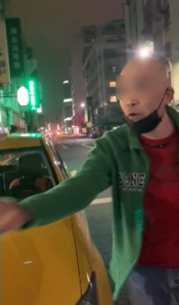 汪小菲台湾街头与陌生男子吵架 晒视频后秒删