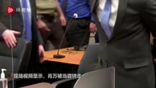 弗洛伊德案宣判后家人振臂高呼