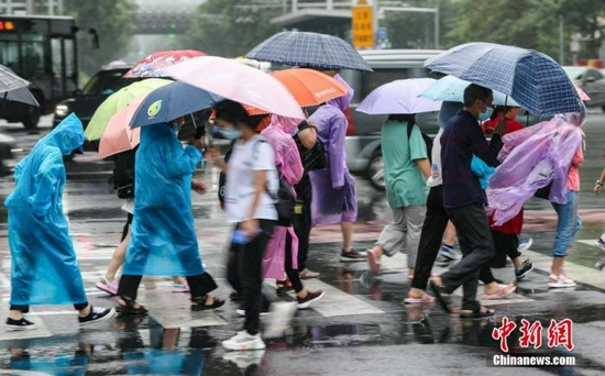 感受一下暴雨有多大!多地降雨量破历史极值