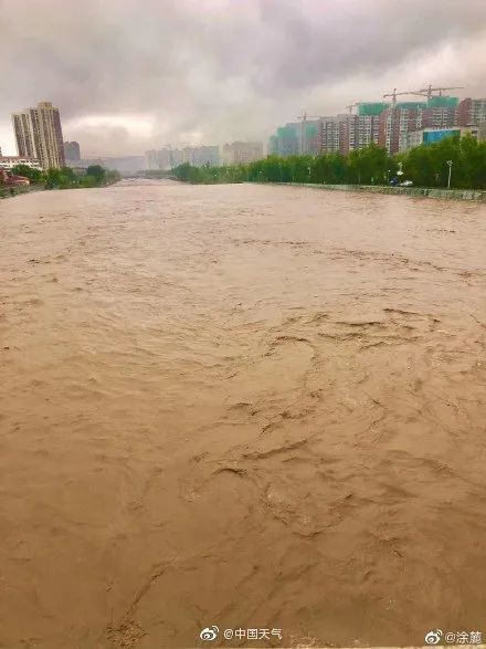 山西暴雨致多地景点关闭 平遥古城积水严重墙体坍塌