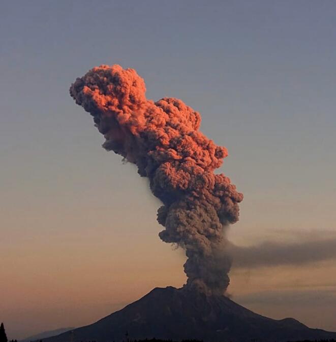 28日下午1点日本樱岛火山喷发 火山灰喷起高度已达到3400多米