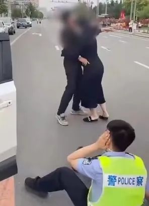 丹东父女黄码看病袭警视频  丹东警方通报父女黄码看病闯卡被拦后袭警