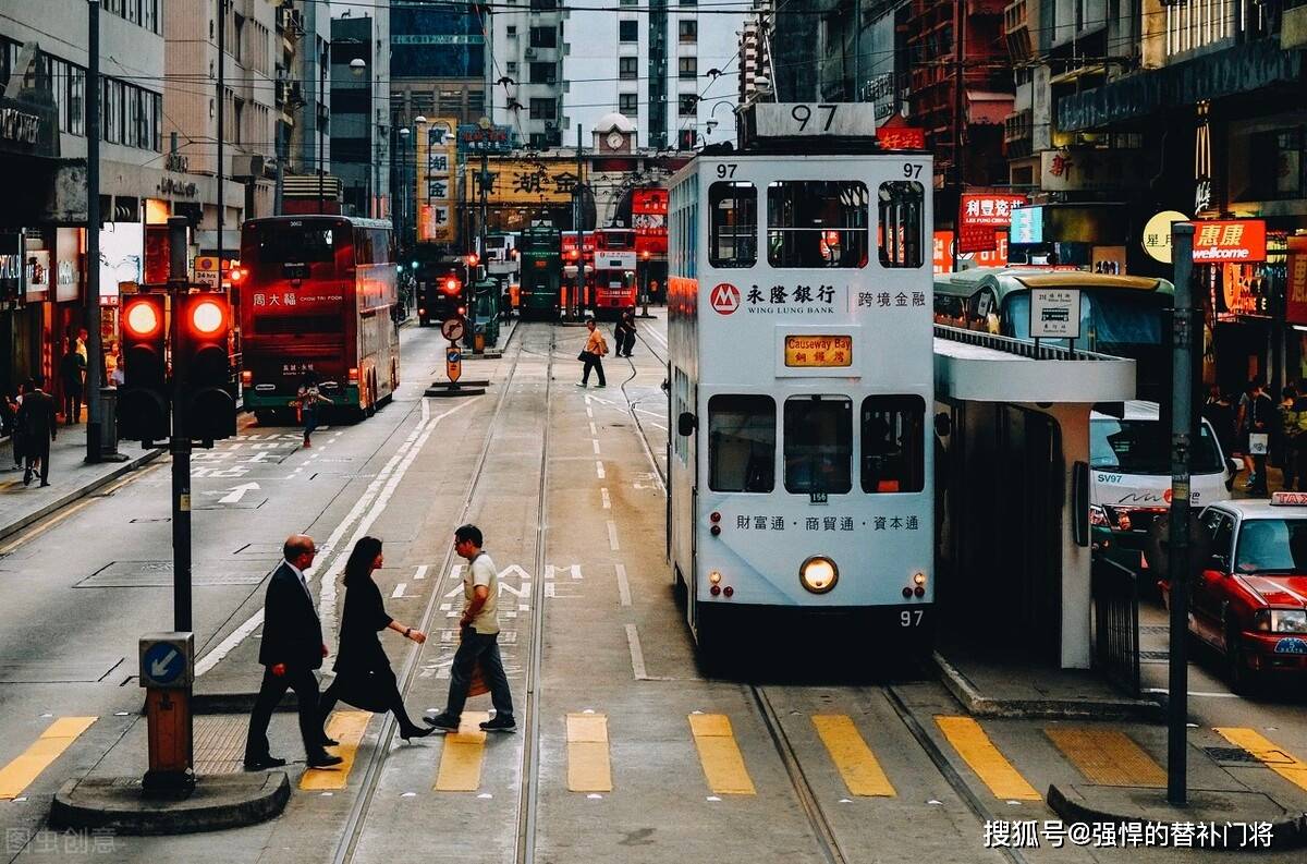 香港街头行驶着一种的有轨电车，猜一猜它叫什么