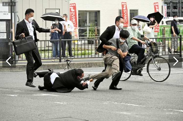 枪击安倍嫌犯山上徹也被制服画面 枪击安倍晋三的嫌疑人