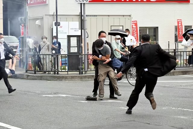 岸信介和安培晋三 岸信介遇刺 岸信介被刺杀