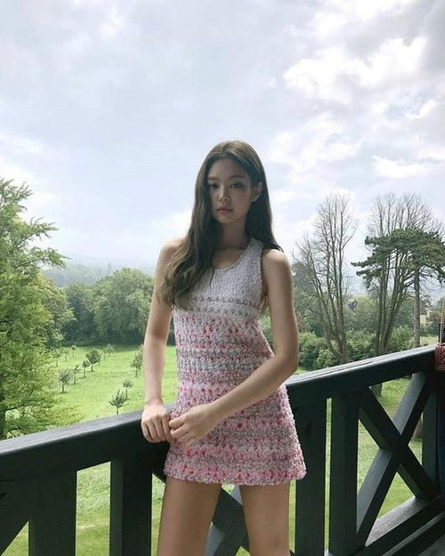 jennie故意拉低衣服