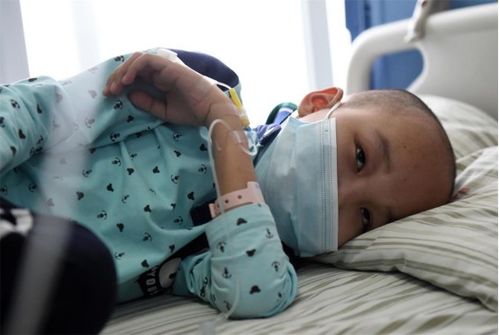 5岁男孩患白血病两年半化疗26次