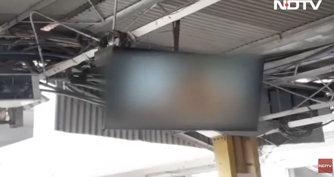 印度火车站大屏误播视频……